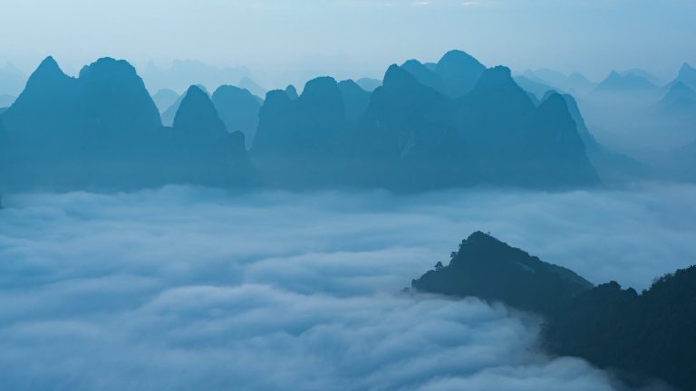 云海翻涌的喀斯特峰林景观视频封面