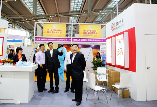 2、深圳保監(jiān)局副局長江裕棠在公司展臺前駐足參觀