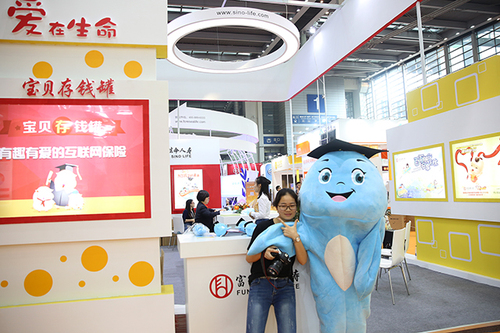 3、小海豚人偶成為風(fēng)景線，引來參觀者合影留念