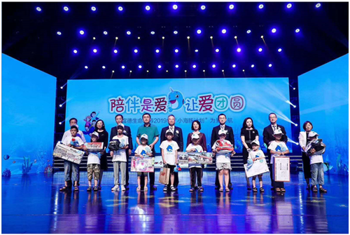 公司代表、客戶代表和媒體代表為“小海豚計劃”幫扶兒童代表送出心儀禮物，實現(xiàn)他們的小小心愿。